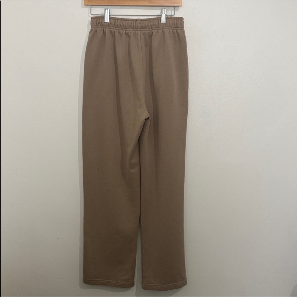 ALO Yoga Accolade Straight Leg Sweatpants in Gravel - Picture 6 of 8